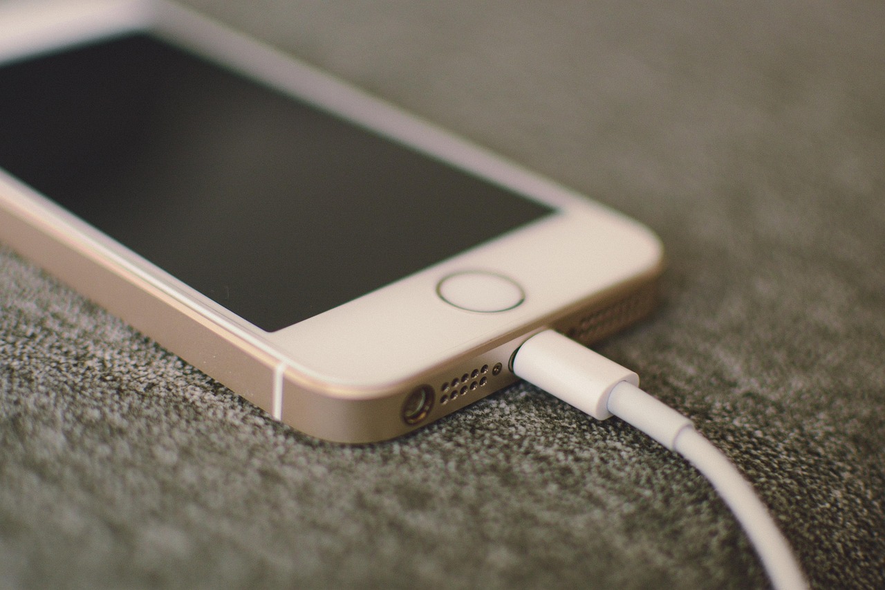 iPhone ekrano stikliukas: kodėl tai vienas svarbiausių telefono priedų šiandien